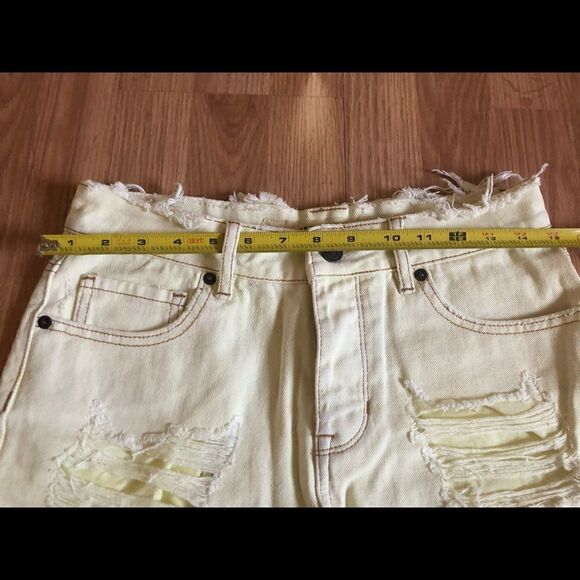 BRANDY MELVILLE Hi-Waisted Distressed Denim Shorts - Picture 5 of 7